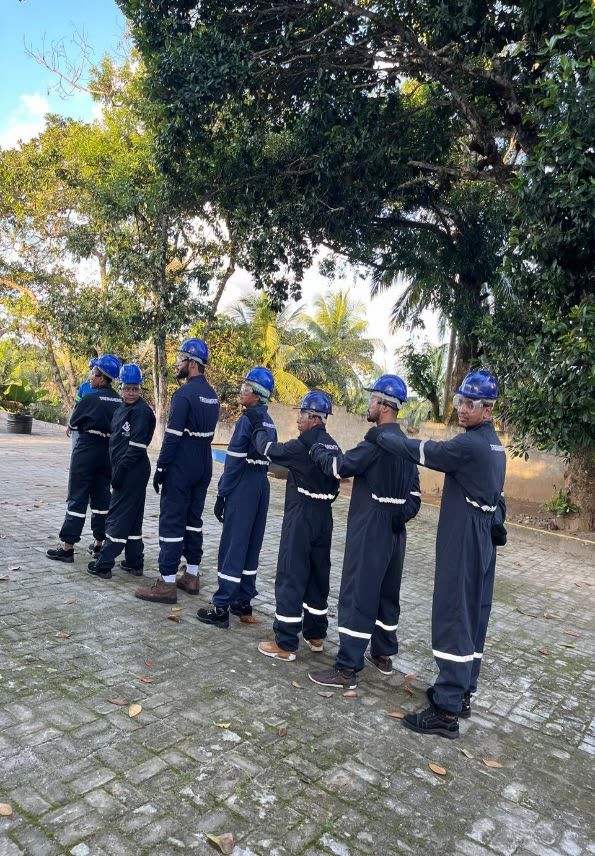 Turma perfilada no campo de treinamento