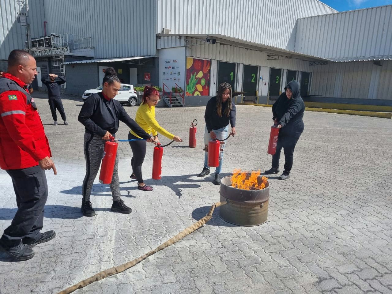 Prática de extintor em bandeja de fogo