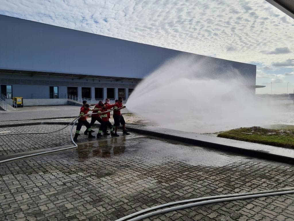 Combate a Incêndio com mangueira no campo de treinamento