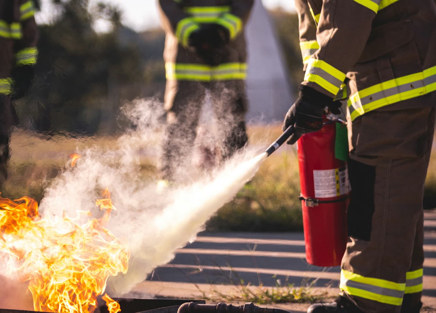 Prática de Combate a Incêndio com extintor em campo de treinamento