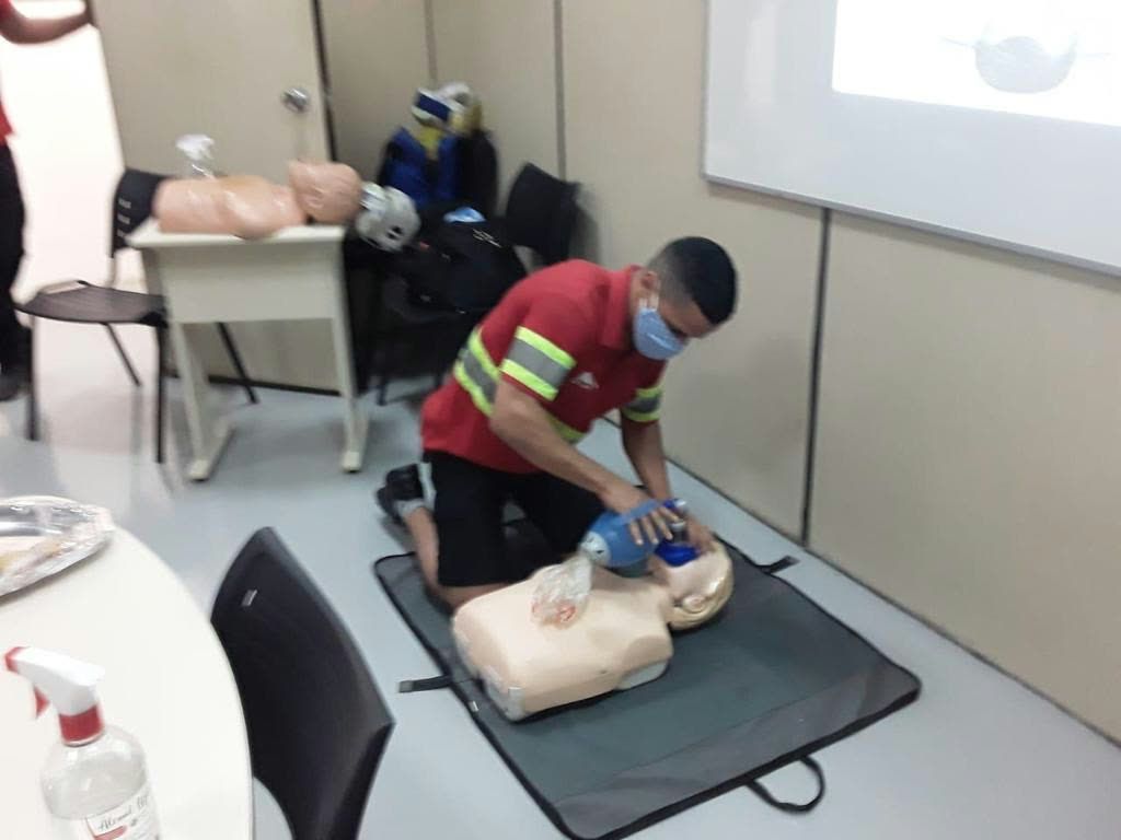 Prática de reanimação cardiopulmonar em manequim